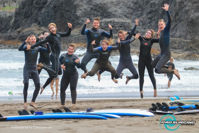  Surfisti che saltano nella sabbia 