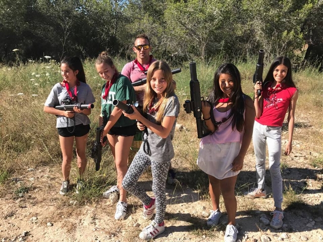 Gioco laser tra ragazze 