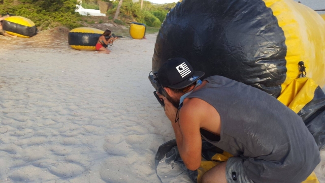  Nascosti con la pistola laser 