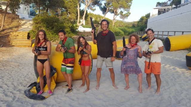  Posa con i pennarelli laser 