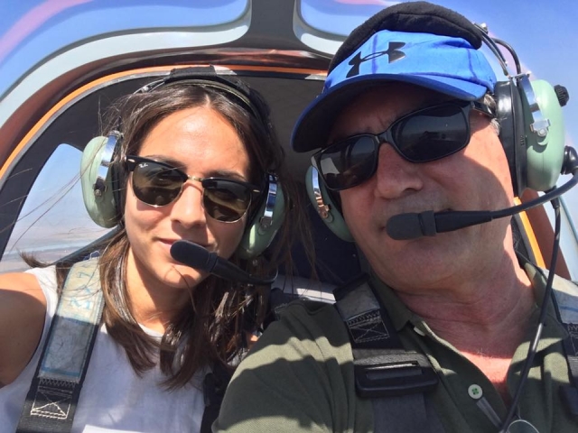 e-14125-piloto-y-pasajera-en-el-avion1488457870533.jpg