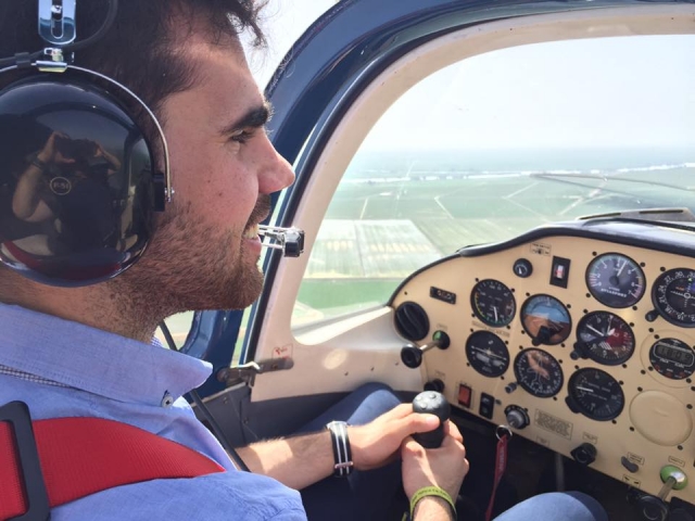 e-14125-tomando-los-mandos-de-la-avioneta14884578715455.jpg