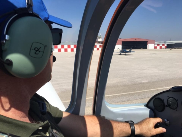 e-14125-tomando-tierra-junto-al-hangar14884578713323.jpg
