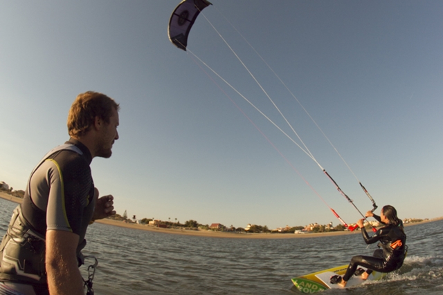 Kitesurfista aprendiendo en el agua