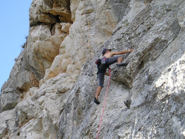 Escalada sobre roca natural