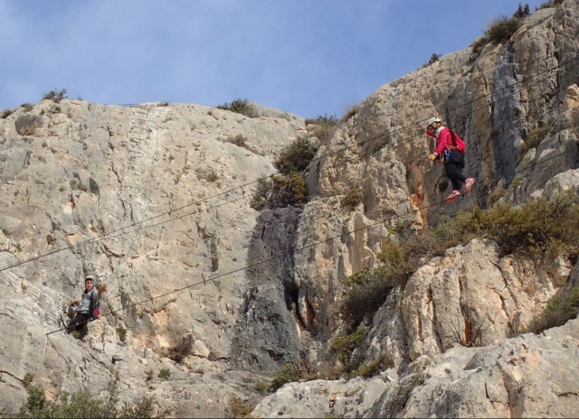 Cruzando el puente de la ferrata