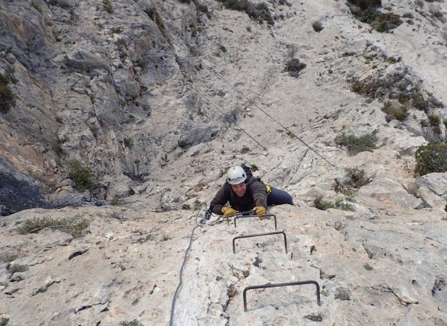 Subiendo las grapas de la ferrata