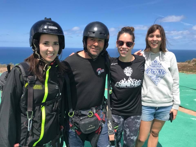 Con el monitor de parapente en Canarias