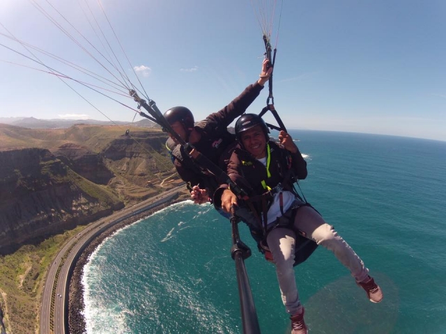 Parapente sobre el oceano en Canarias
