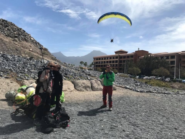 Preparando el vuelo de parapente en Canarias