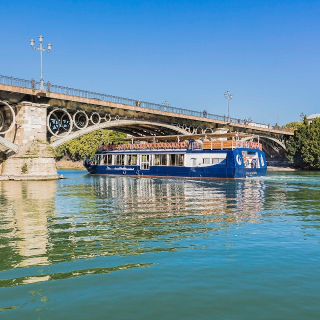 Pasando por el puente de Triana