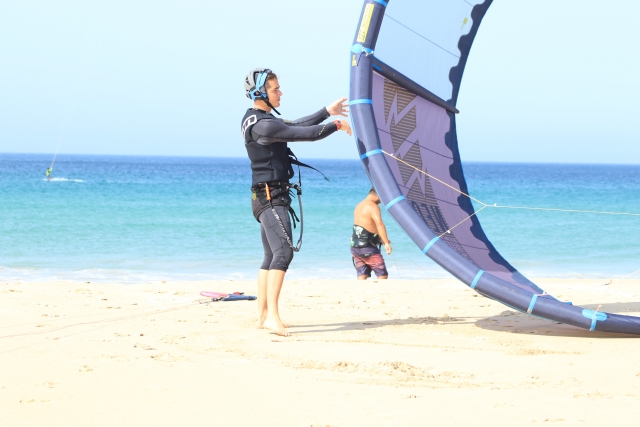 Sujetando el kite en la arena