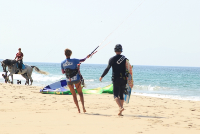 Llevando la cometa por la playa