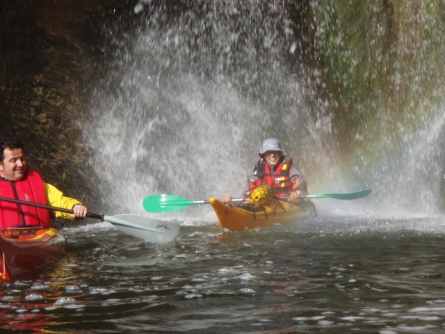 Remojon de la cascada en el kayak