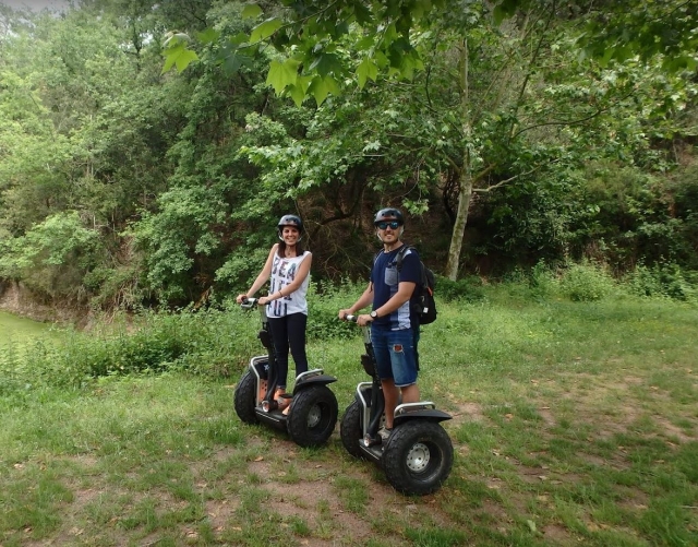 Segway en paisaje frondoso