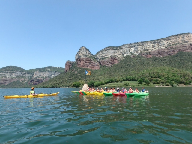 Atentos en los kayaks a las instrucciones del guia
