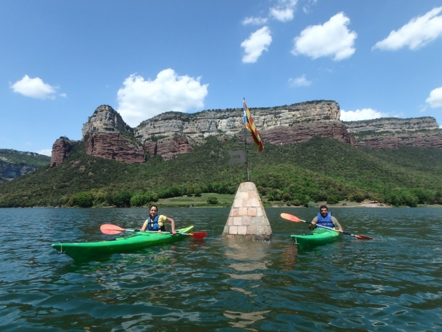 En kayaks junto a la torre sumergida
