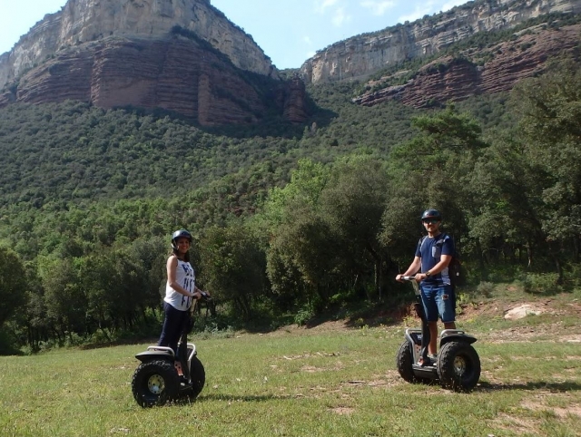 En segway bajo la cima del monte