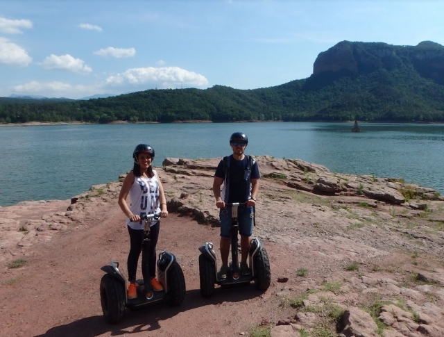 En segway con el embalse a la espalda