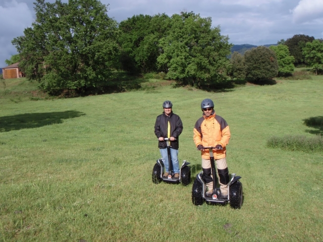 En segway sobre la hierba