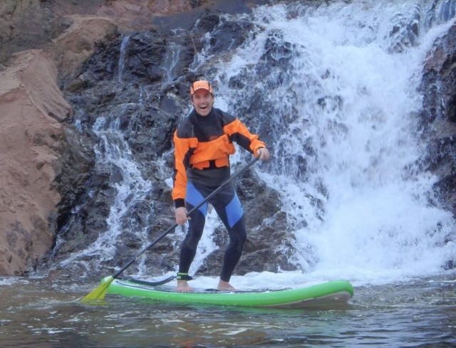 Experto el sup junto al agua cayendo