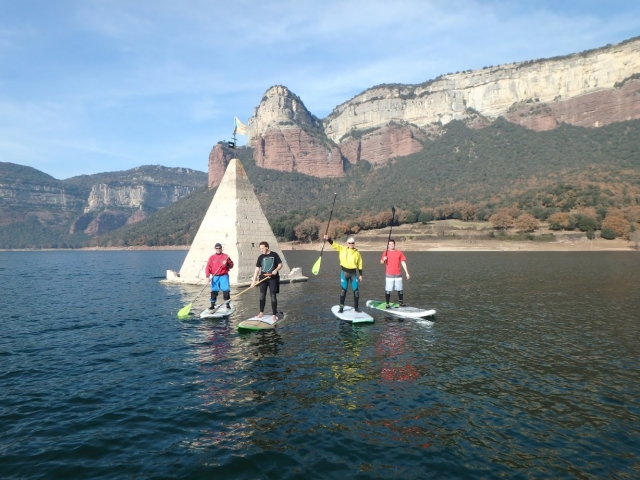Paddle surf en la torre del embalse