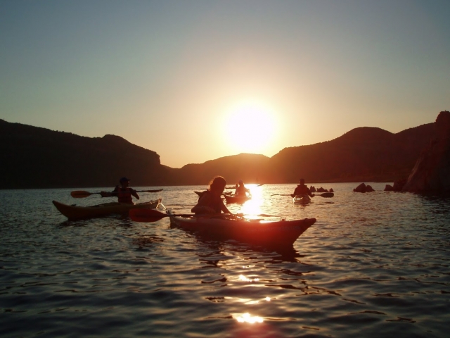 Remando mientras cae el sol