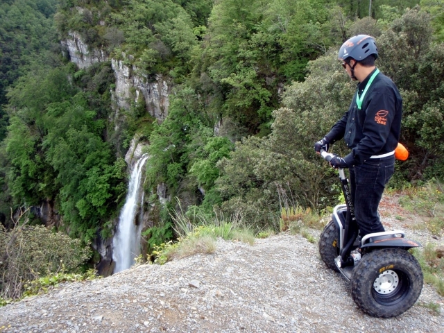 Viendo la cascada desde el segway