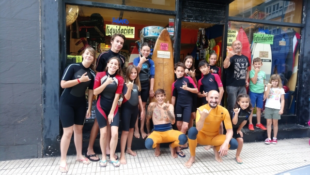 Alumnos en nuestra tienda de surf