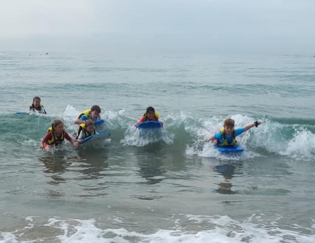 Alumnos practicando surf
