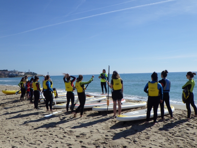 Aprendiendo técnicas de SUP en la orilla