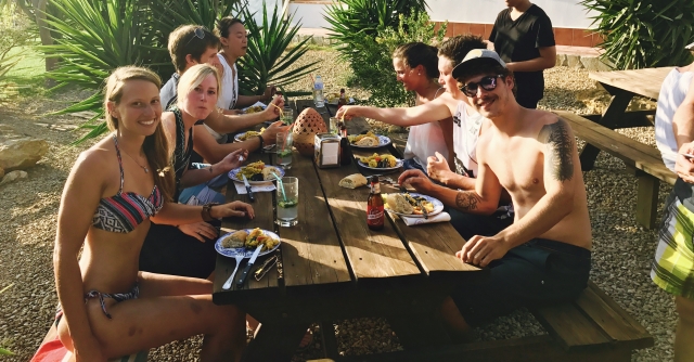 Surfistas comiendo en Conil