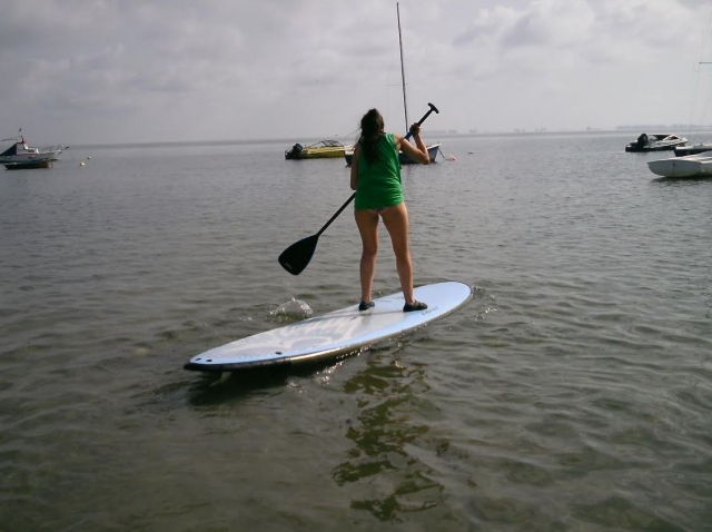 Alumna en una tabla de sup