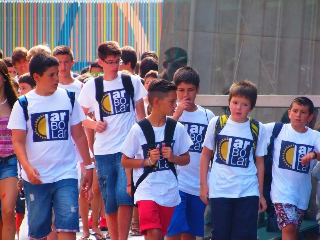 Alumnos con mochilas