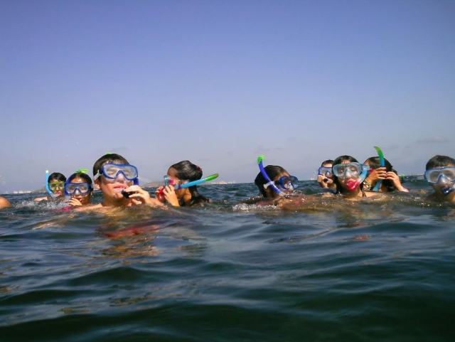 Alumnos probando el snorkel