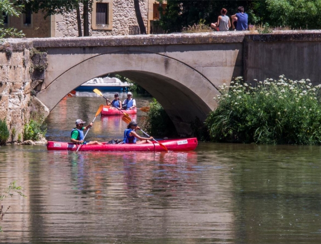 Pasando con la piragua bajo el puente