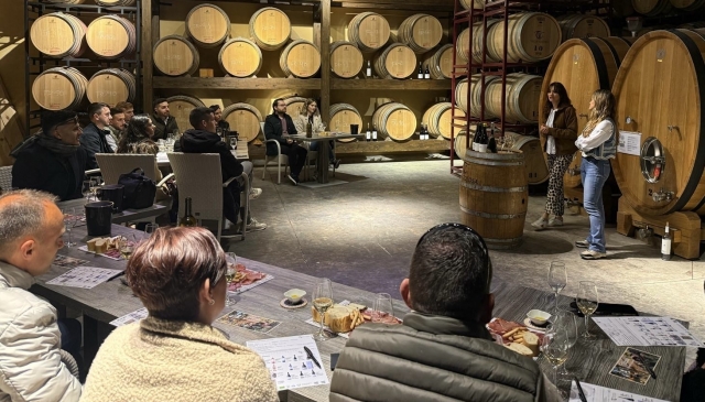  Während einer Weinprobe in den Weingütern 