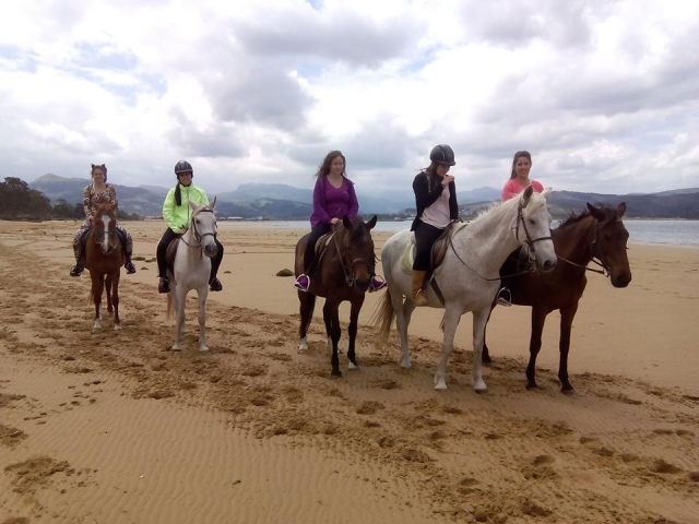 Despedida de soltera a caballo playa de Regaton