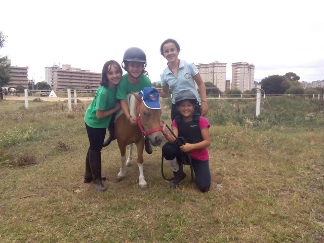 ninos disfrutando con el poni en Laredo