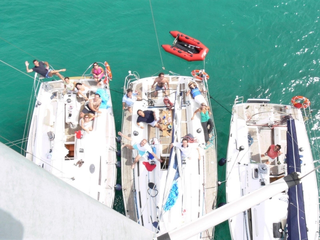 Diviértete con tus amigos charteando un barco
