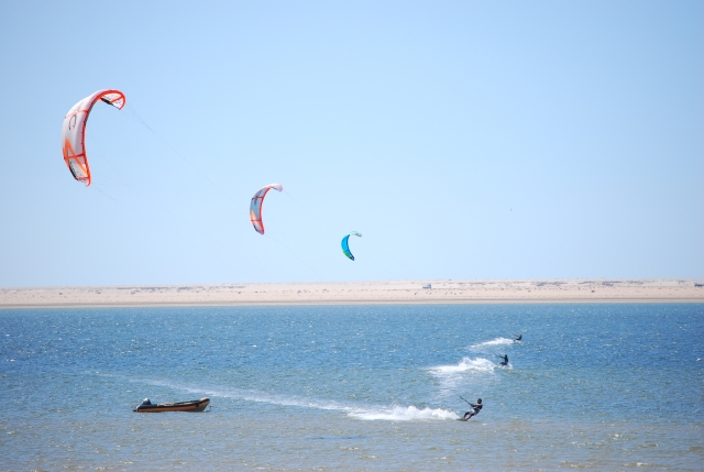 deportistas practicando kite