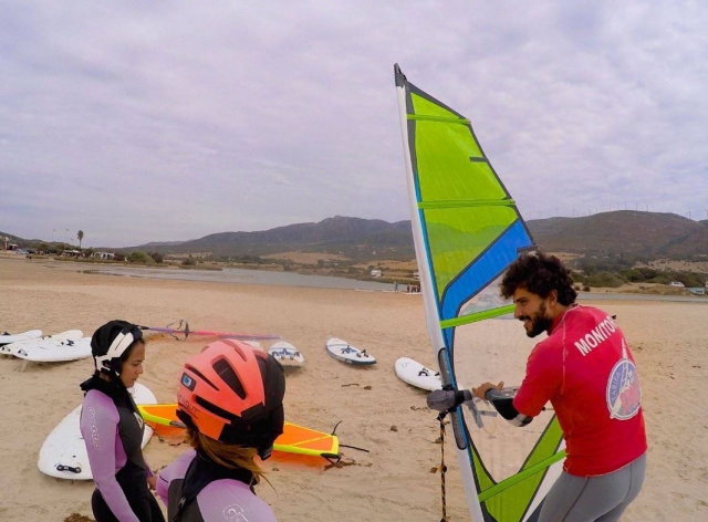 Alumnas con el profesor de windsurf