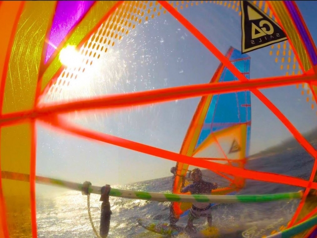 Detras de la vela de windsurf