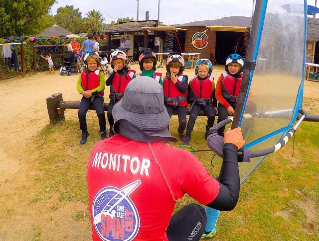 Explicando el windsurf a los mas peques