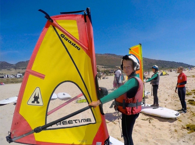 Joven alumno de windsurf
