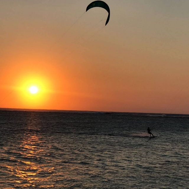  风筝冲浪日落时分 