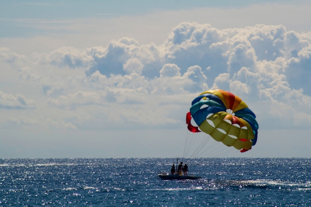 Parascending en playa de Fenals