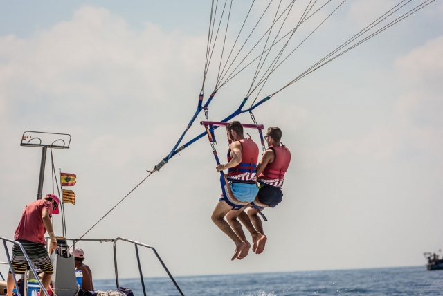 Comenzando el vuelo en parasailing
