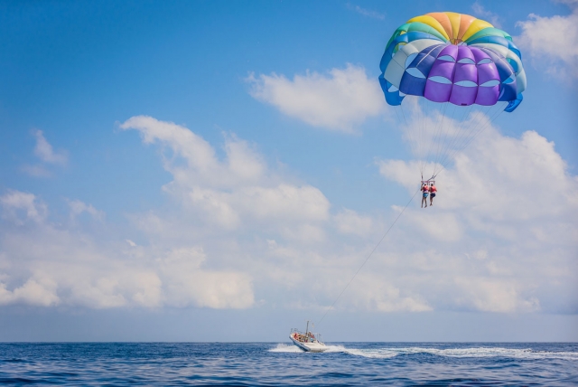 Sesión de parasailing en la Costa Brava