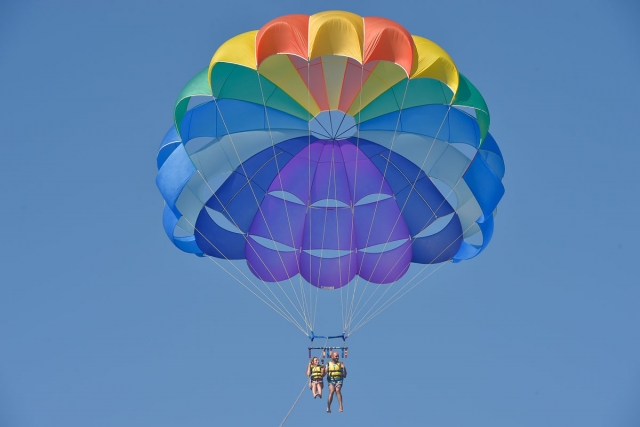 Pareja en el parasailing